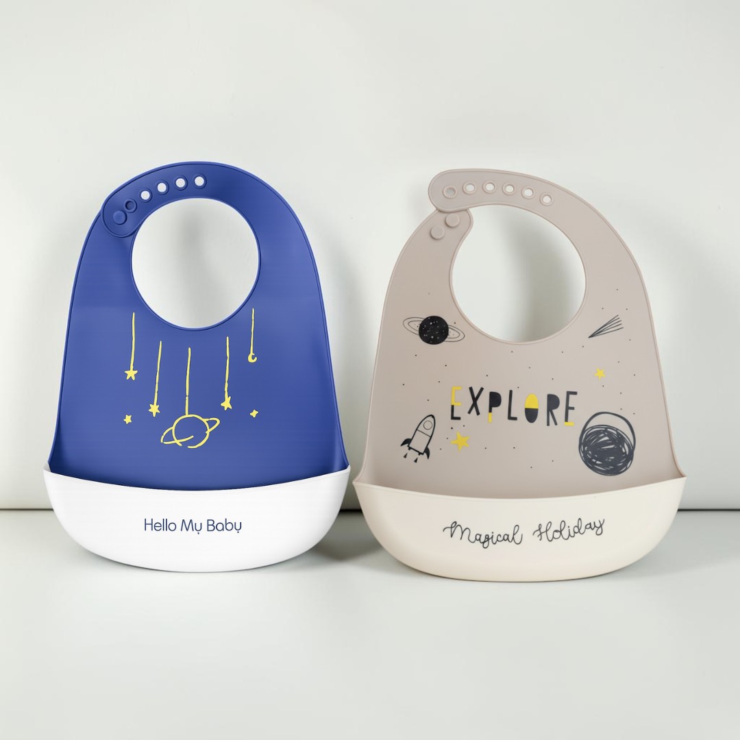 KAKAGUGU Pack of 2 Silicone Baby Bibs for Feeding and Weaning with Adjustable Neckline, Waterproof, Soft and Flexible – Blue & Grey